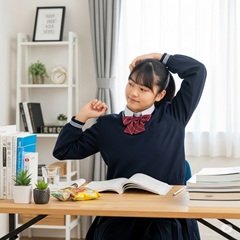 高校受験に向けて効率的な学習を支えるメリハリのある休憩を取っている日本の中学３年生のイメージ画像