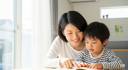笑顔で寄り添う親子。良好な親子関係と学ぶ喜び。
