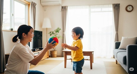 0歳児とママが笑顔で布製ボール遊びをする様子