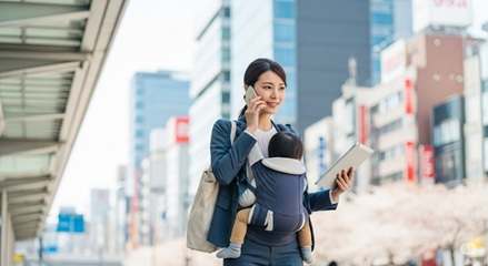 育児と仕事に追われつつも、少し笑顔を見せるワーママのイメージ