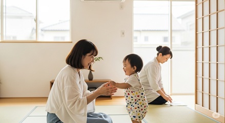 家事代行中に子供と遊んで自分の時間を楽しむママ
