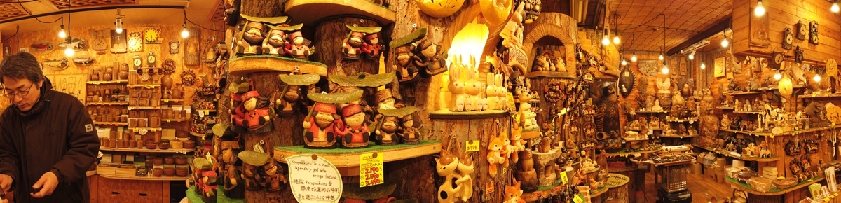 木彫りのお店の店内パノラマ