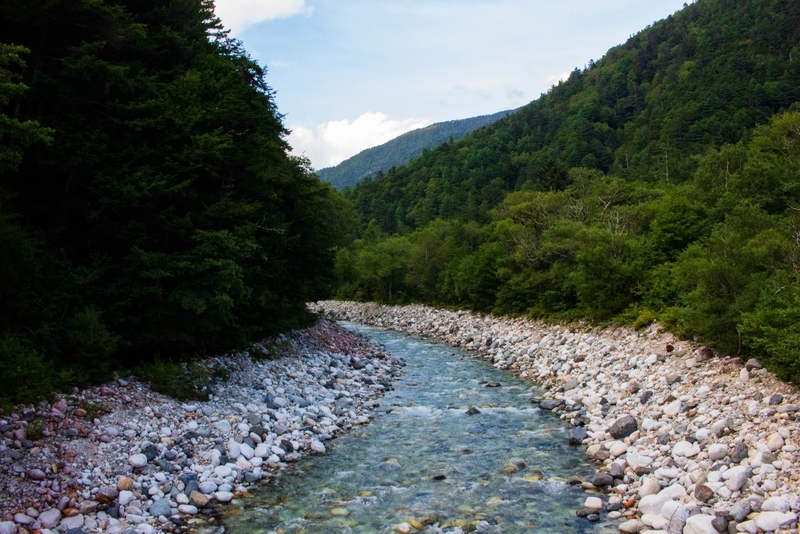 橋の中程から眺めた梓川の上流方向