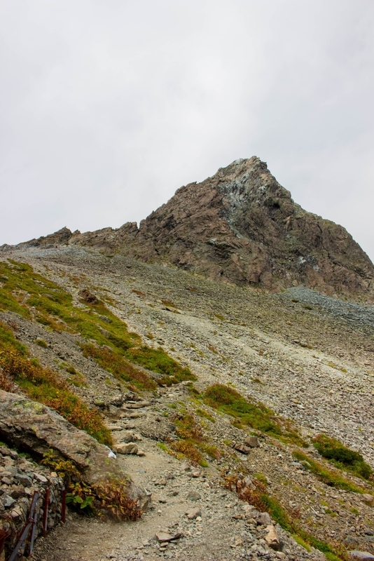 間近に迫る山頂