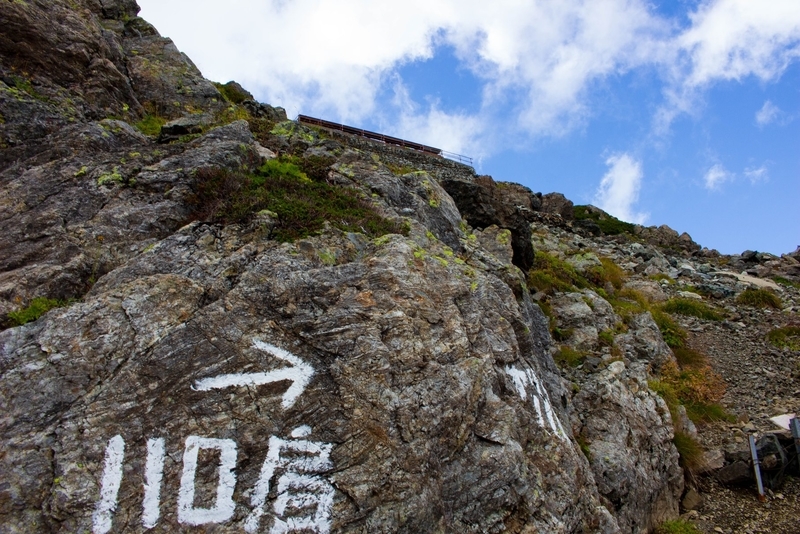 槍ヶ岳山荘を見上げた写真