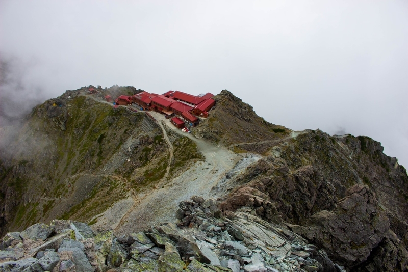 槍ヶ岳山荘を見下ろした写真