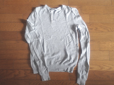 グレーのコットンニット