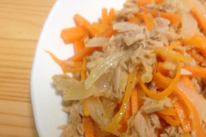にんじんと玉ねぎとツナの炒め物