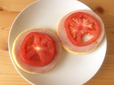 トマトとハムをのせたイングリッシュマフィン