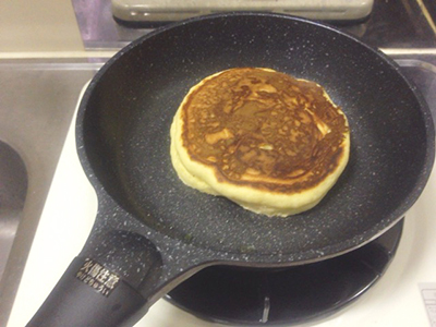 f:id:chihirolifememo:20160616133516j:plain パンケーキを焼いているところ