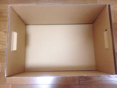 箱に底板を敷いたところ