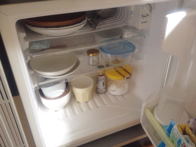 ミニ冷蔵庫を食器棚として使用しているところ