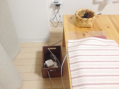 木の箱をコード入れに