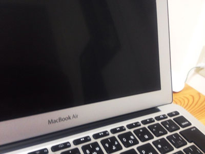 MacBookAir ブルーライトカットフィルムを貼ったところ