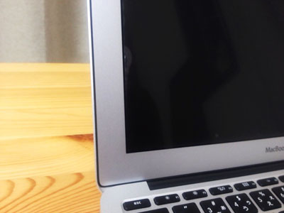 MacBookAir ブルーライトカットフィルム 貼ったところ 画面の端