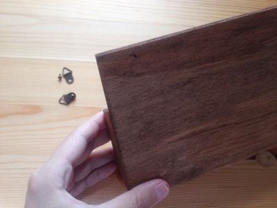 木製ラックの金具を外したところ