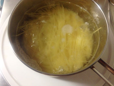 スパゲッティをゆでているところ