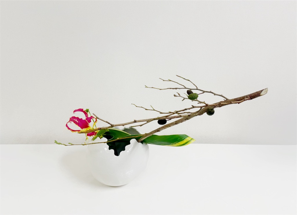 変形花器 - 花は世につれ