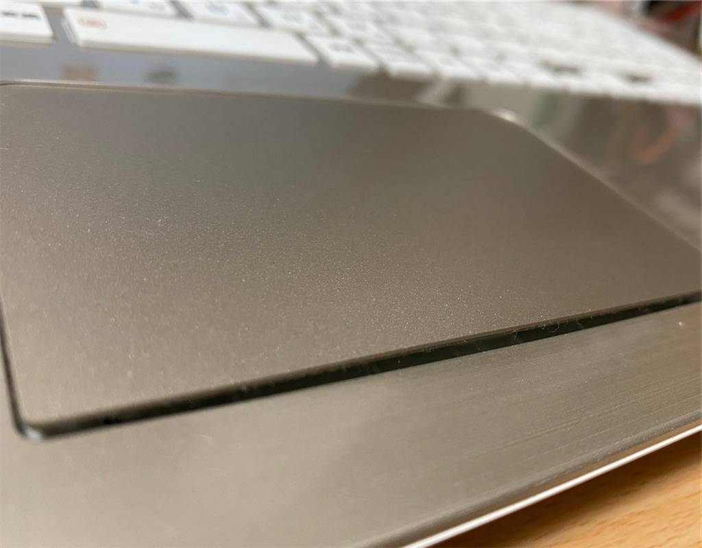 東芝dynabookのバッテリーが膨張しタッチパッドが盛り上がったので修理先や金額を調査し修理しました ちこっとけんま