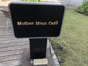 マザームーンカフェの看板