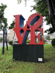 西千葉工作室の近く「LOVEのオブジェ」