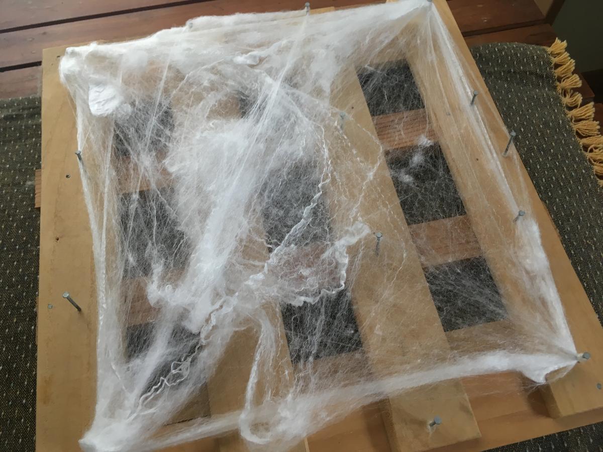 すのこで作った器具に真綿をかけたところ