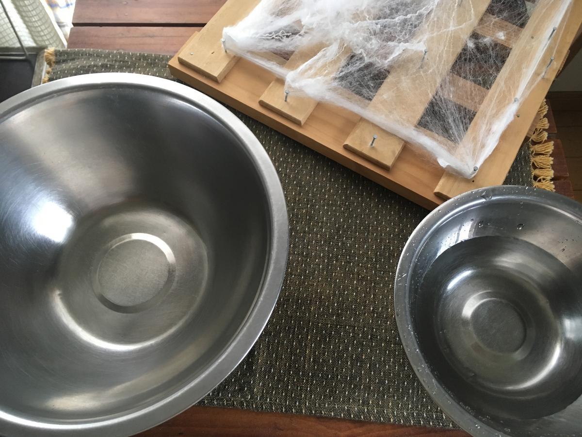 水を入れた容器と、糸を入れるための容器を用意する