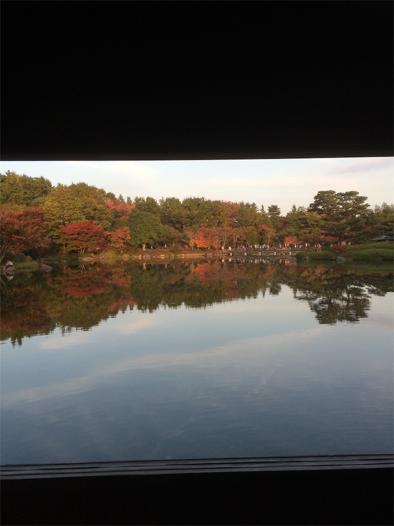 昭和記念公園　紅葉　池の反射２