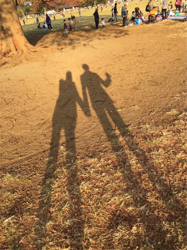 夕日　二人の影