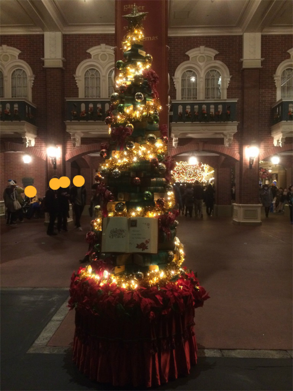 ディズニークリスマス　本のツリー　イルミネーション