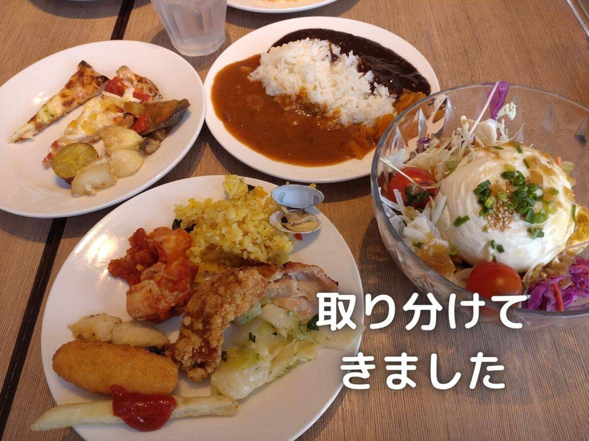 料理を取り分けてきました。色々な種類を少しずつ食べられるのはブッフェならではです。