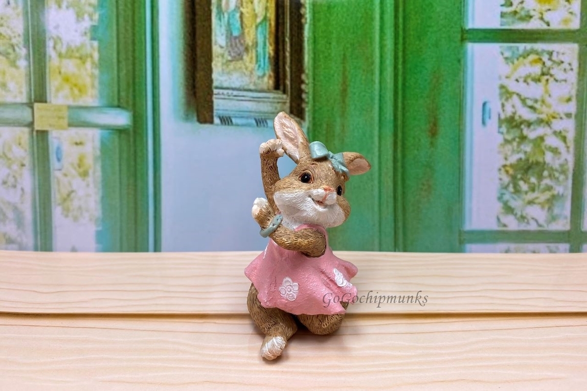 ウサギの置き物とグリコえほん かわいいウサギと小さな絵本 ハグルのリーメントミニチュアブログ
