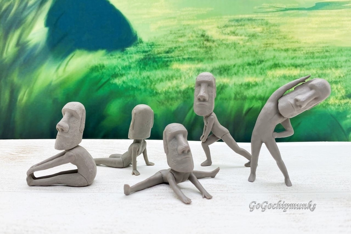 ストレッチするモアイ マスコットフィギュア【Qualia】 - ハグルの