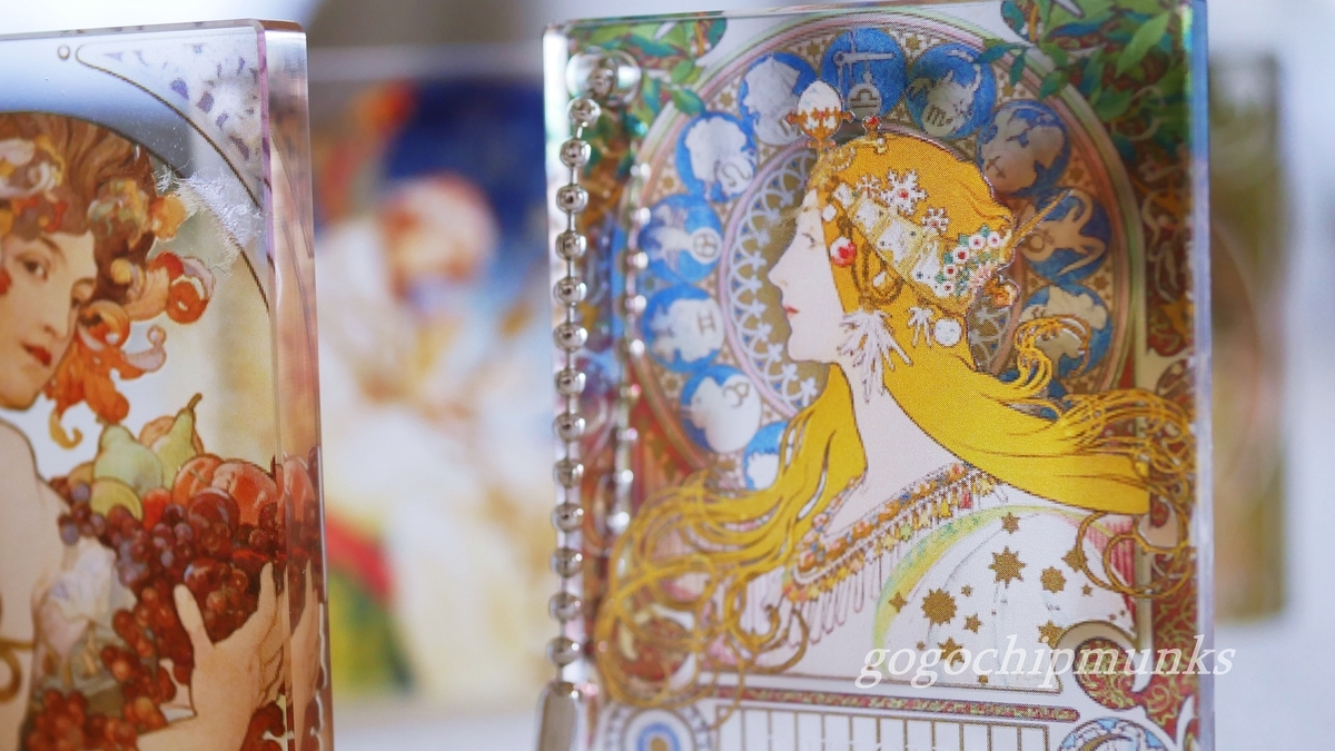 光の美術館 窓際にミュシャの幻想【光と飾る小さなアート】 - ハグルの