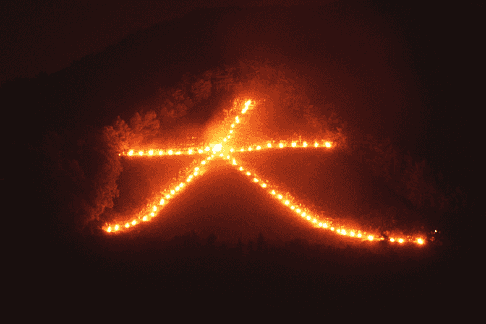 【京都大文字送り火夜景図】佐野光穂 1017 掛け軸 肉筆 鴨川 8/16 京都五山送り火と鑑賞前にやっておきたいこと - d:matcha Kyoto