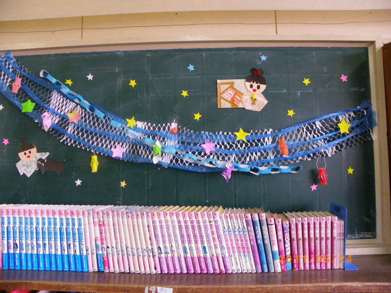 図書室の飾り付け ６月 七夕編 ちとせ小学校図書ボランティア