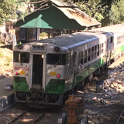 ヤンゴンの環状線の駅「Pyay Road Railway Station」