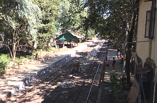 ヤンゴンの環状線の駅「Pyay Road Railway Station」