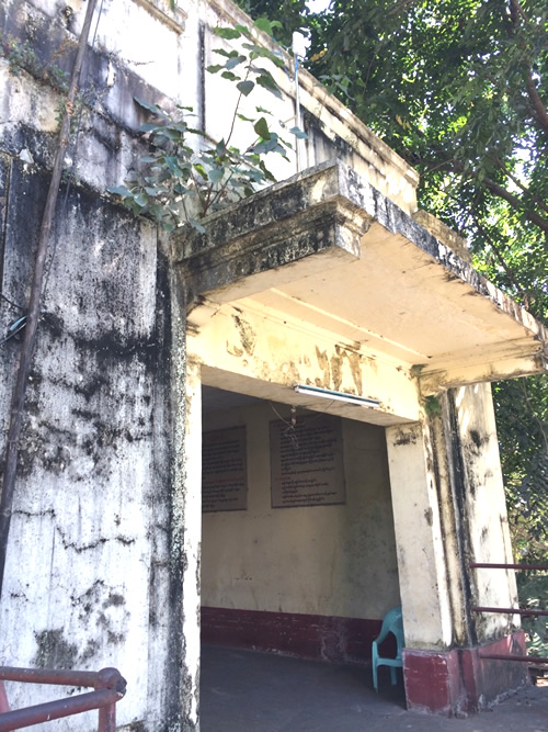 ヤンゴンの環状線の駅「Pyay Road Railway Station」