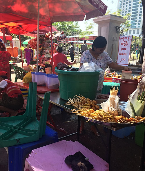 マハバンドゥーラ・ガーデン横の屋台街