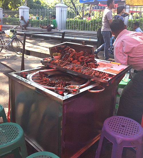 マハバンドゥーラ・ガーデン横の屋台街