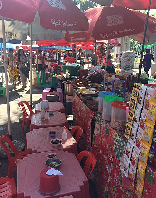 マハバンドゥーラ・ガーデン横の屋台街