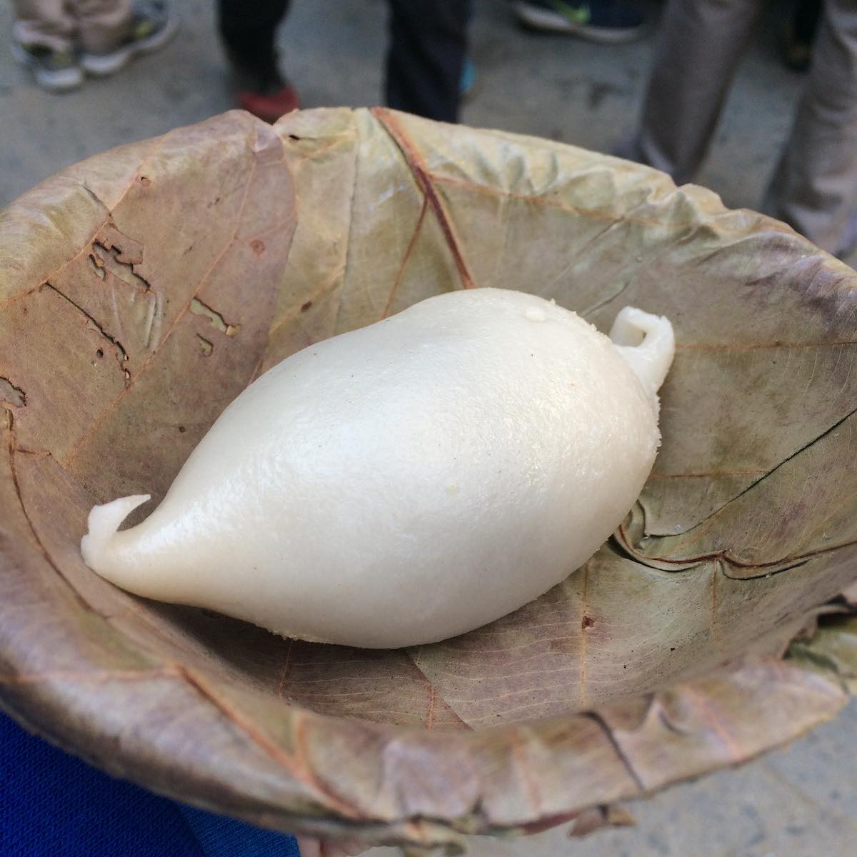 路上でネパールのお祝いスイーツ ヨマリ を食べてみた カトマンズ 美味しいもの探しの海外旅行街歩き Chiyoの旅