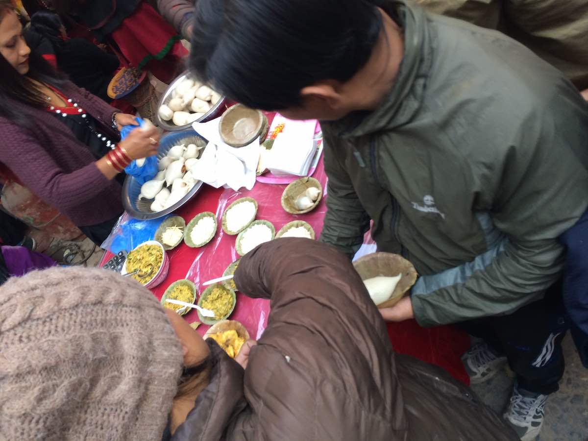 路上でネパールのお祝いスイーツ ヨマリ を食べてみた カトマンズ 美味しいもの探しの海外旅行街歩き Chiyoの旅
