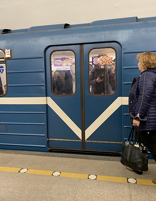 ゴーリコフスカヤ駅（Горьковская）から地下鉄に乗り込む！