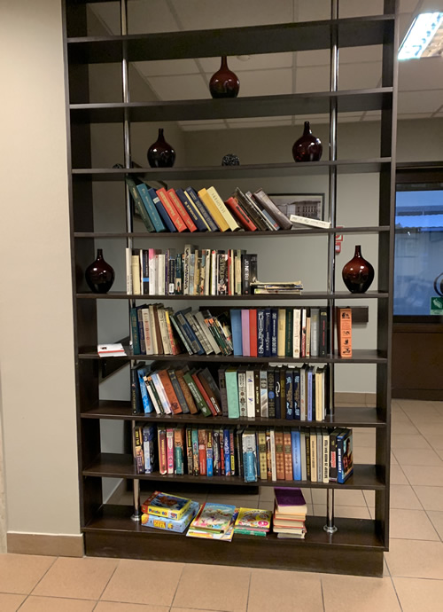 国立図書館の中庭に建つMホテル @ サンクトペテルブルク