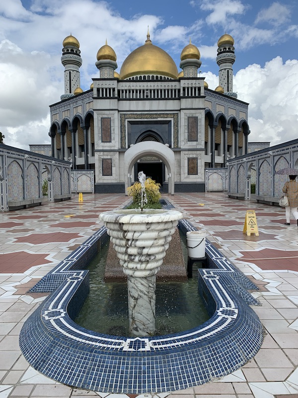 国王の個人資産で作ったという国内最大の「ニューモスク」へ行ってみた！ @ ブルネイ