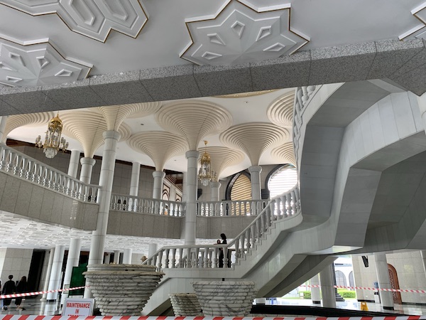 国王の個人資産で作ったという国内最大の「ニューモスク」へ行ってみた！ @ ブルネイ