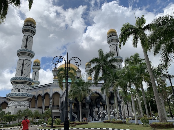 国王の個人資産で作ったという国内最大の「ニューモスク」へ行ってみた！ @ ブルネイ