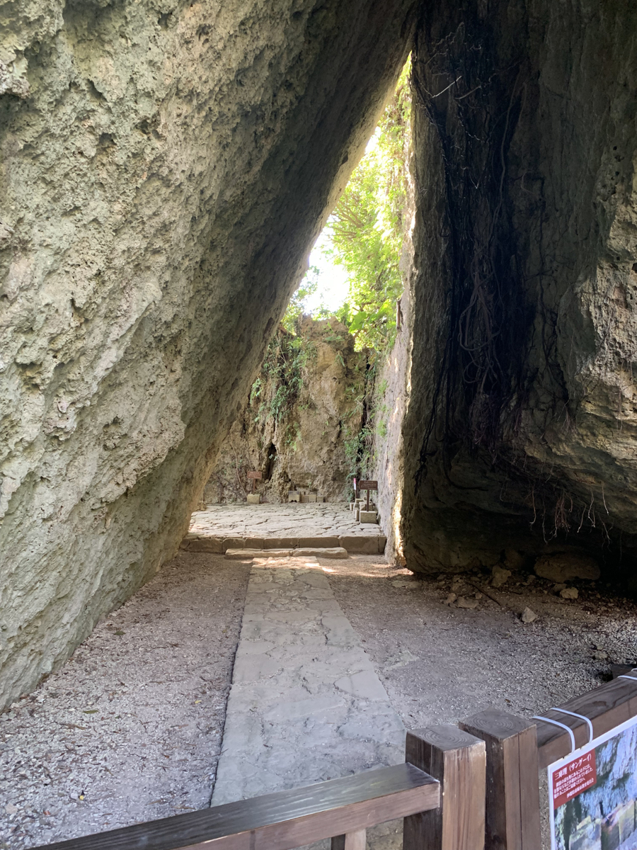 斎場御嶽の三角岩